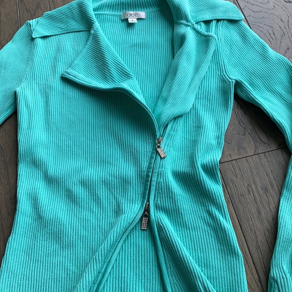 CACHE Fitted Top with 2-Way Zipper - Picture 4 of 11